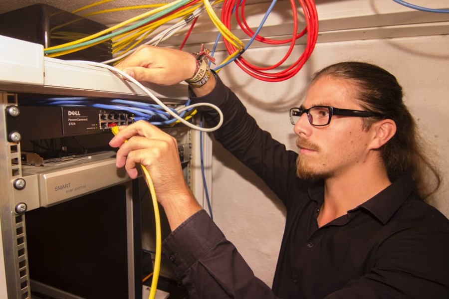 &bdquo;Als Fachinformatiker f&uuml;r Systemintegration lernt man nie aus, da sich die Technik st&auml;ndig weiterentwickelt und man somit ebenfalls an neuen Herausforderungen wachsen muss. Der Beruf ist abwechslungsreich und ist was f&uuml;r Teamplayer, die sich gegenseitig unterst&uuml;tzen.", Martin Hirt, Auszubildender