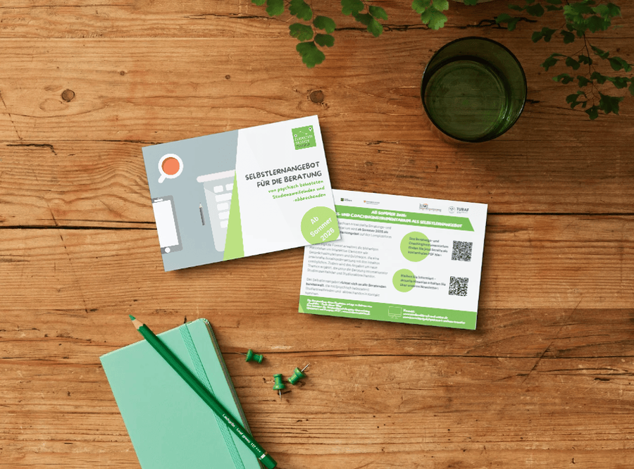 KI-Foto einer Postkarte auf einem Holztisch liegend zur Ank&uuml;ndigung der digitalen Selbstlerneinheiten f&uuml;r Beratende im Projekt Quickstart Sachsen Transfer
