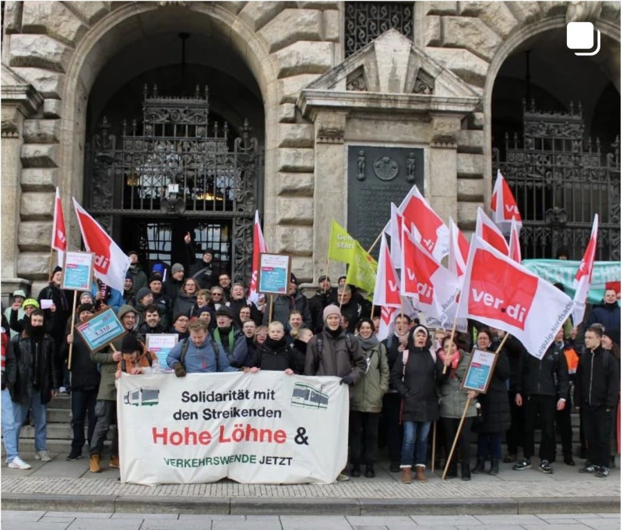 Foto vom Klimastreik mit ver.di-Fahnen