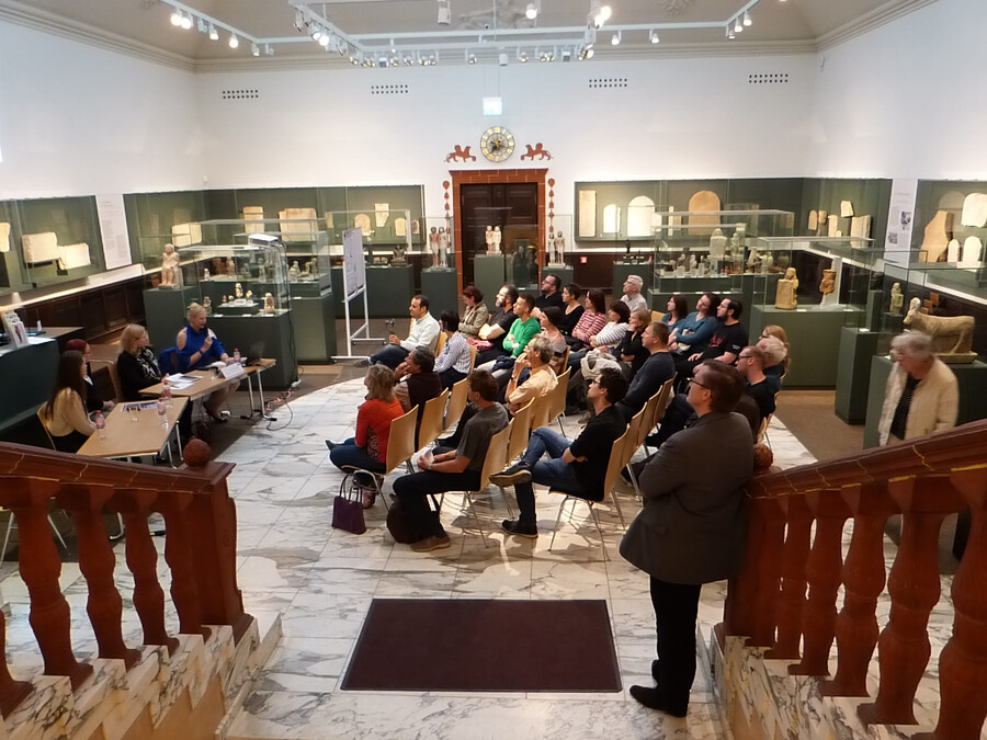 Foto einer Podiumsdiskussion im Rahmen der Langen Nacht der Wissenschaft im &Auml;gyptischen Museum