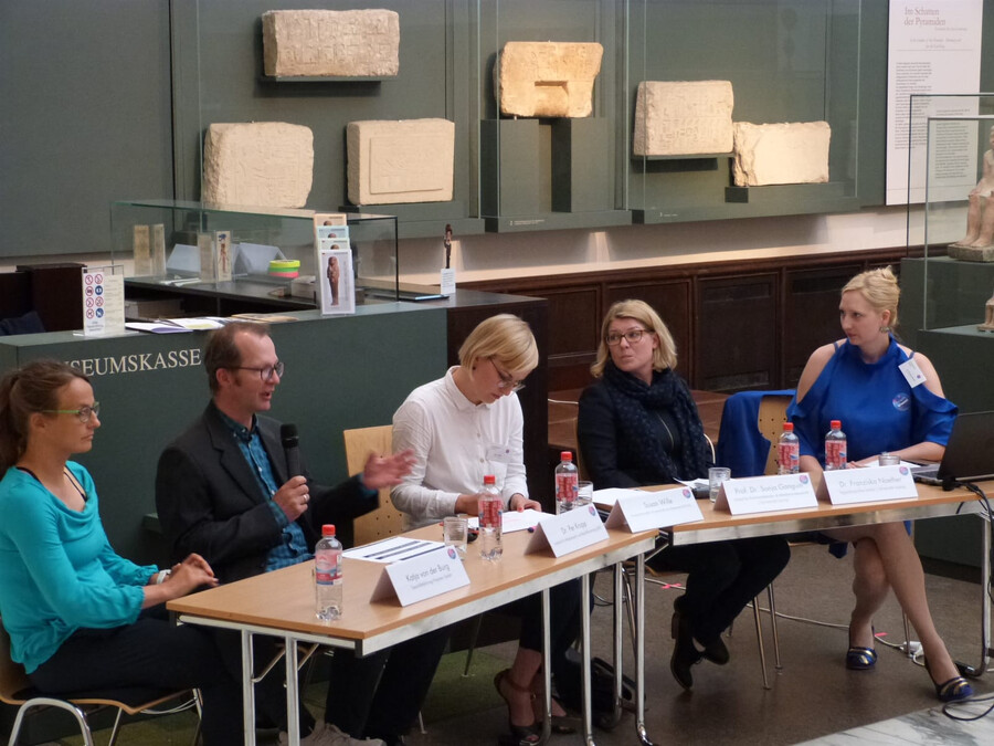 Foto einer Podiumsdiskussion im Rahmen der Langen Nacht der Wissenschaft im &Auml;gyptischen Museum