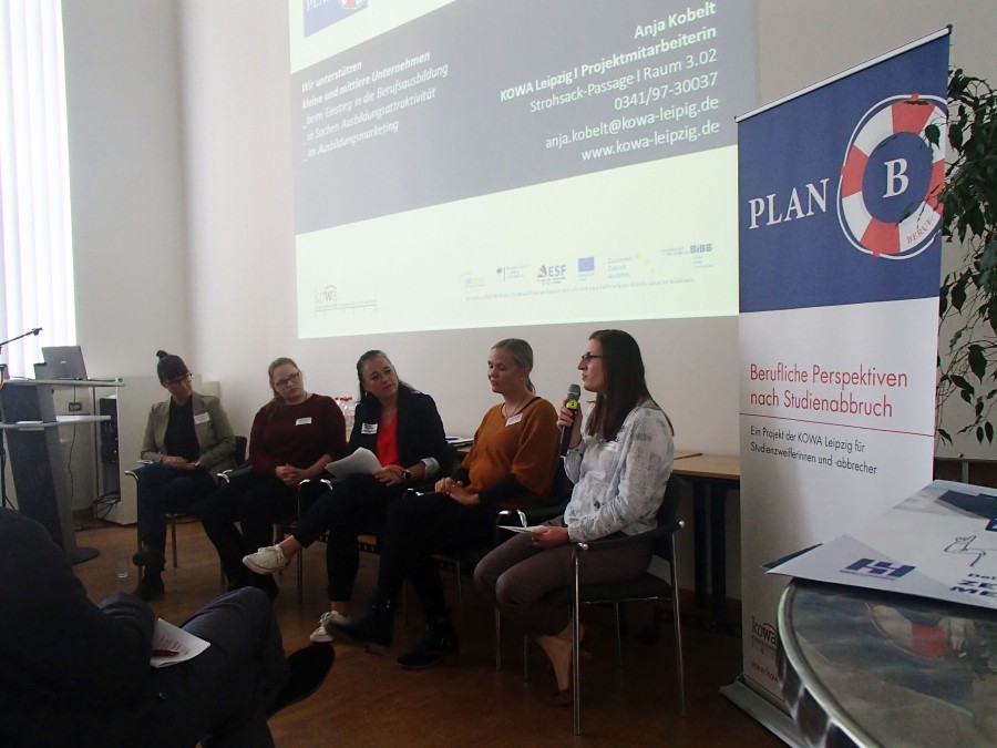 Foto zu einer Podiumsdiskussion auf dem Fachtag im Projekt Plan B