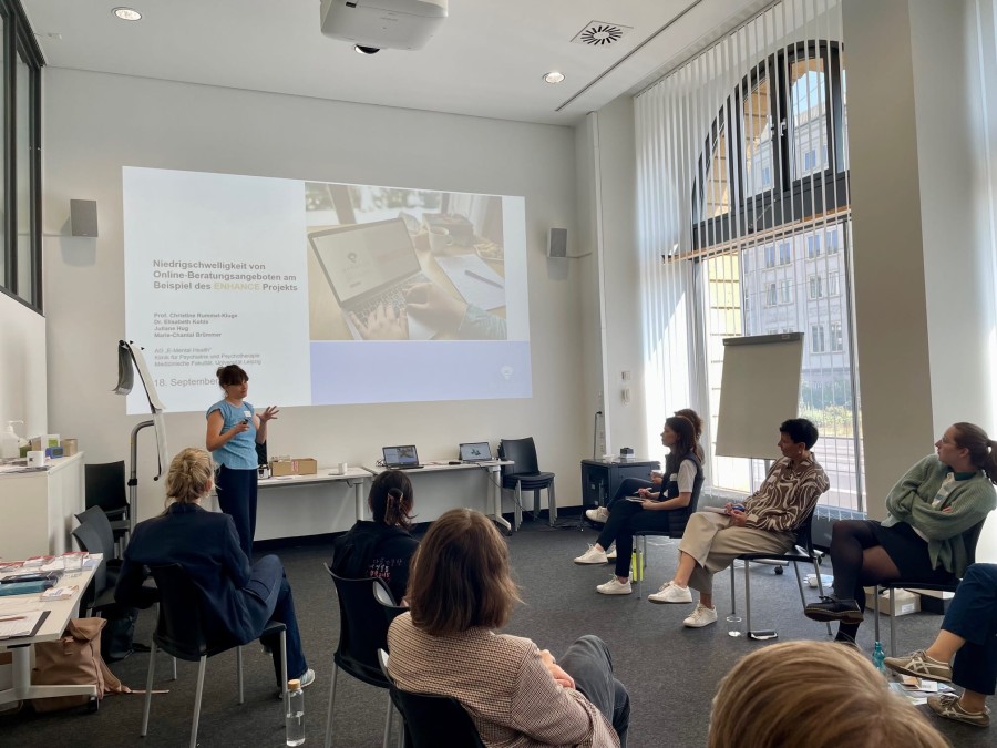 Fotoa aus einem Vortrag aus dem Arbeitskreis beratender Stellen